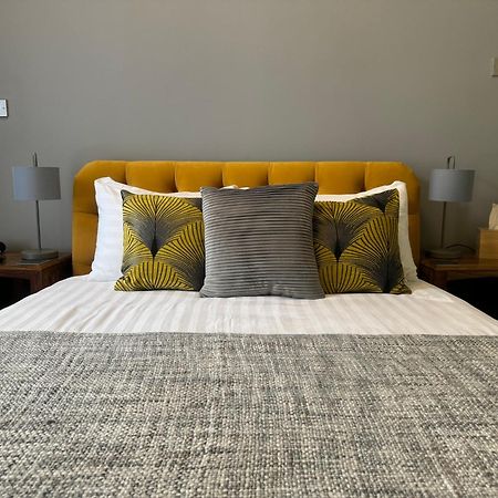 红狮酒店 克罗默 外观 照片 A bedroom at the hotel