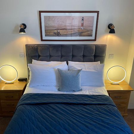 红狮酒店 克罗默 外观 照片 A bedroom at The Old Post Office