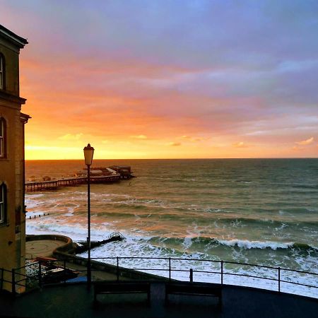 红狮酒店 克罗默 外观 照片 Sunset at the harbour
