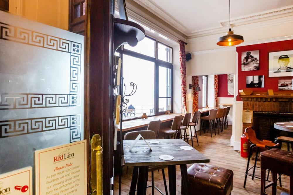 红狮酒店 克罗默 外观 照片 The interior of the pub