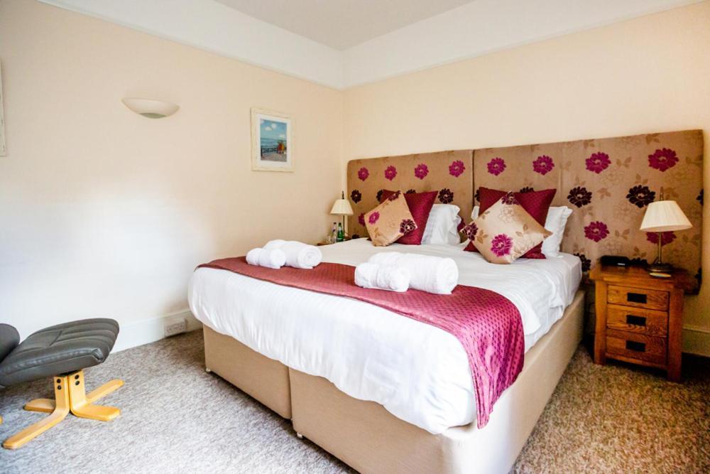 红狮酒店 克罗默 外观 照片 A bedroom at the hotel