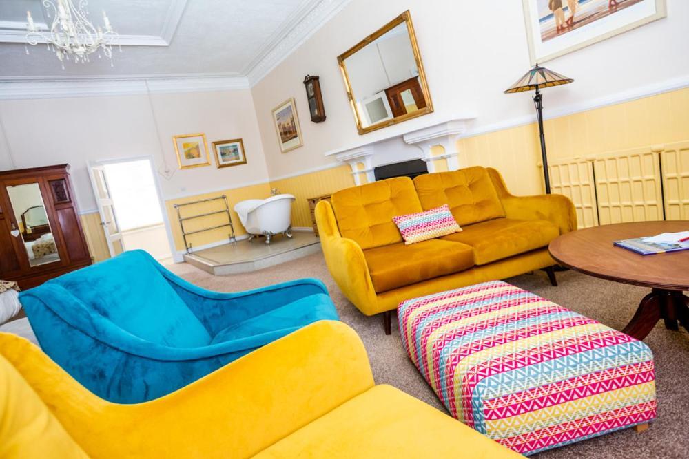 红狮酒店 克罗默 外观 照片 The interior of the Yellow Room