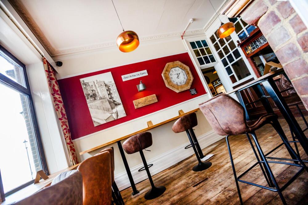 红狮酒店 克罗默 外观 照片 The interior of the pub