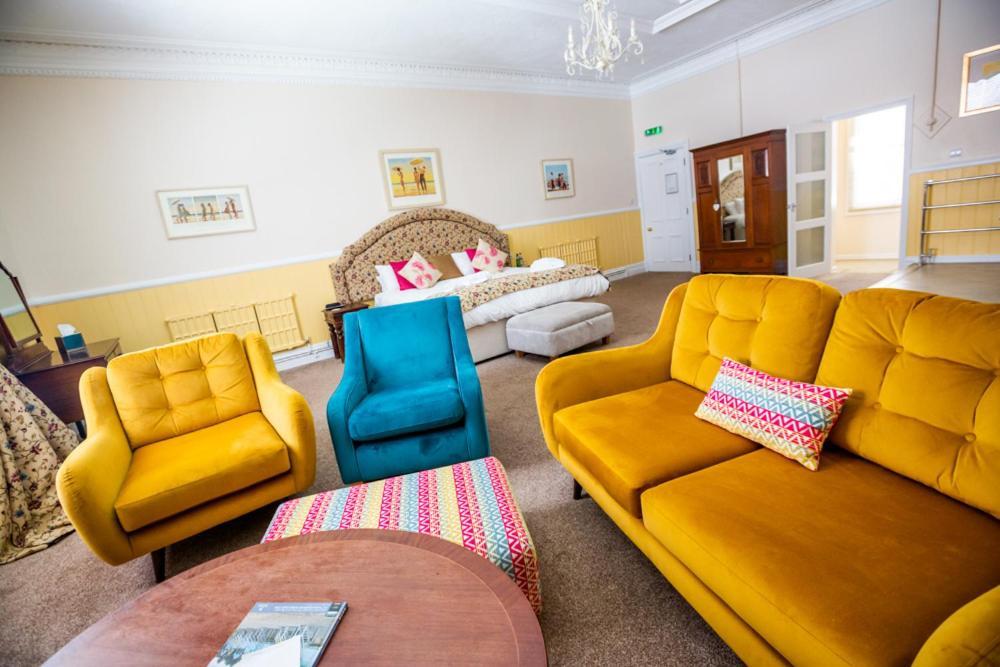 红狮酒店 克罗默 外观 照片 The lounge at the care home