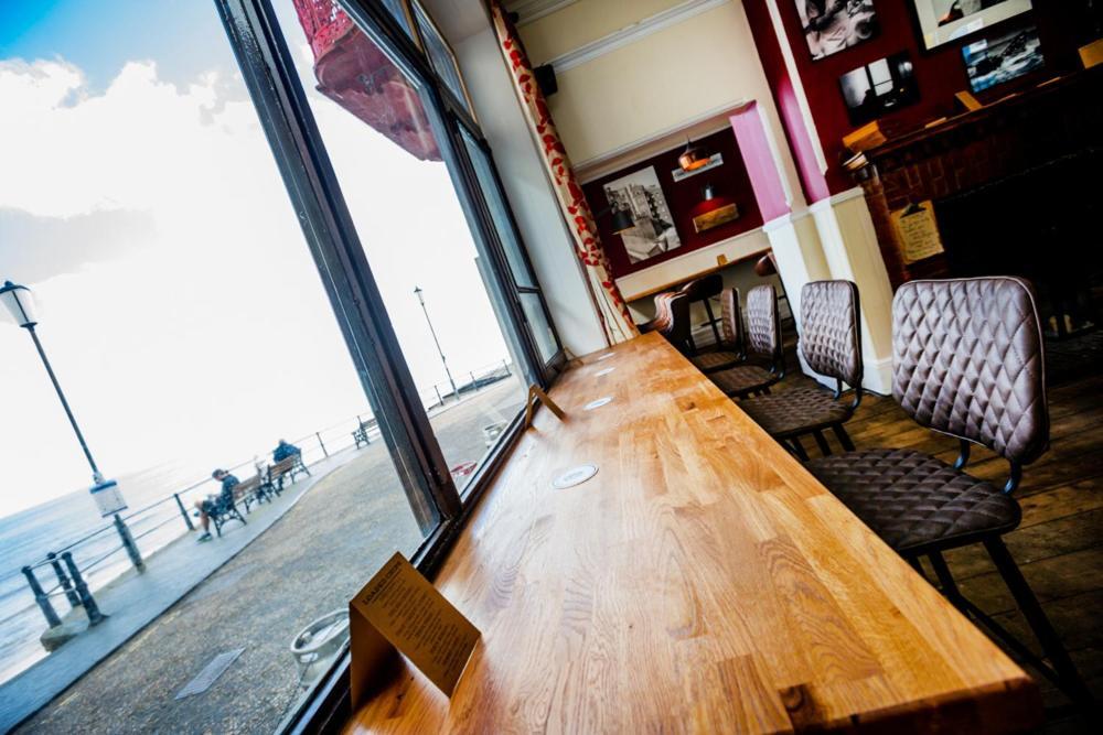红狮酒店 克罗默 外观 照片 Interior of the cafe