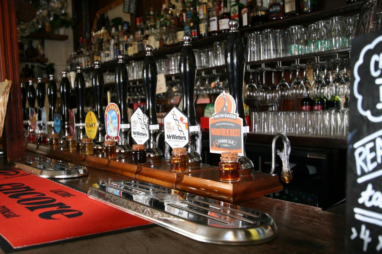 红狮酒店 克罗默 外观 照片 Beer taps in a pub