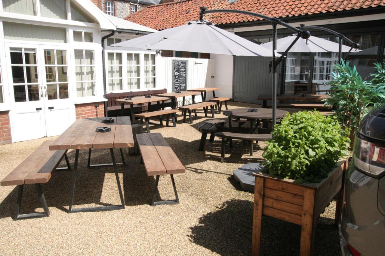 红狮酒店 克罗默 外观 照片 The courtyard at The Old Mill