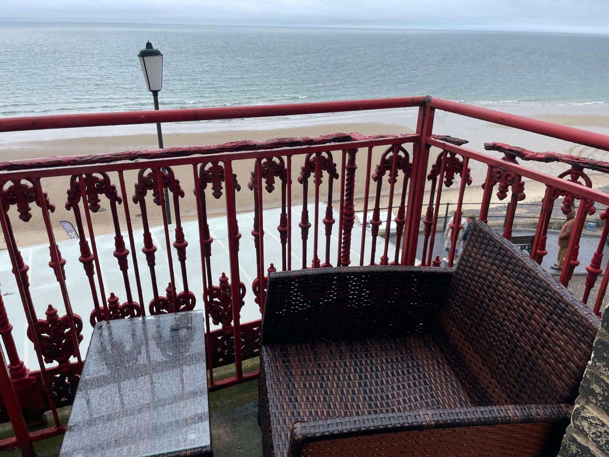 红狮酒店 克罗默 外观 照片 The balcony of the hotel