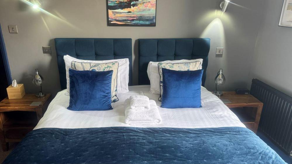 红狮酒店 克罗默 外观 照片 A bedroom at the hotel