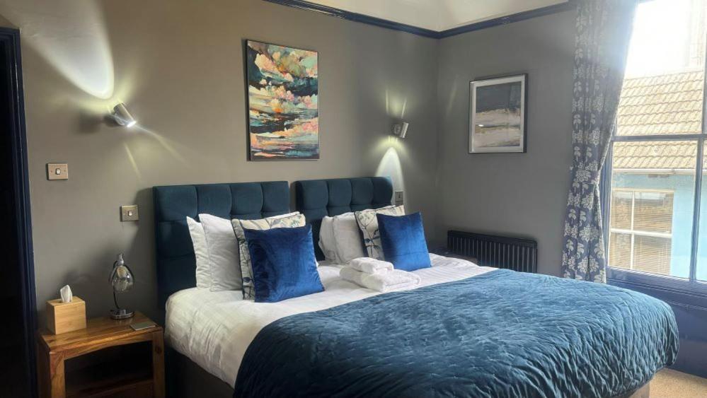 红狮酒店 克罗默 外观 照片 A bedroom at the hotel