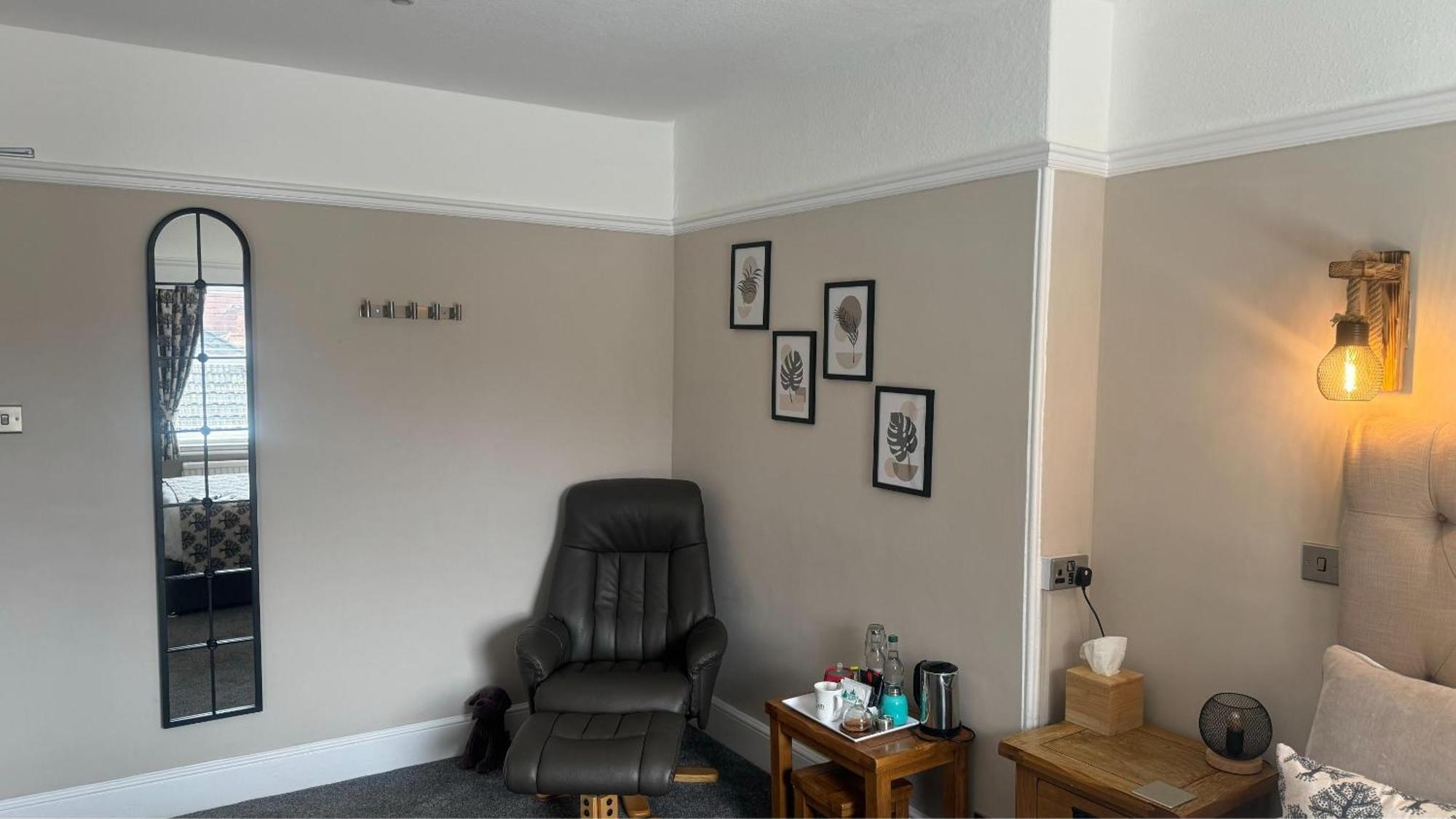 红狮酒店 克罗默 外观 照片 A room with a chair