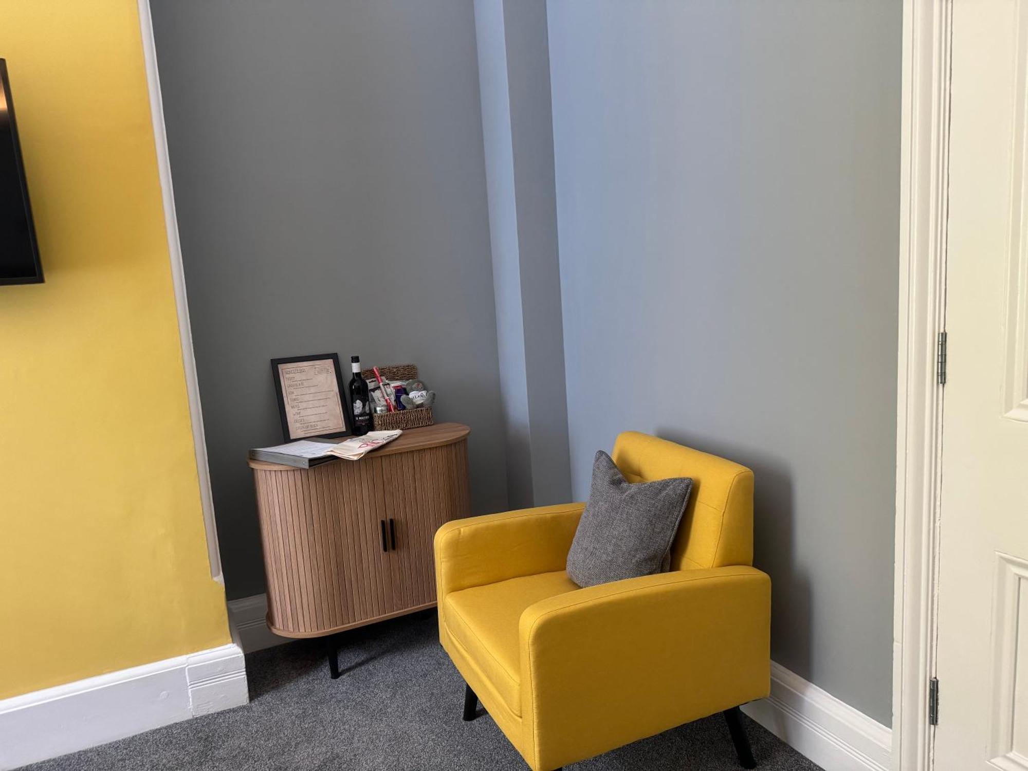 红狮酒店 克罗默 外观 照片 A room painted in Dulux's 2019 Colour of the Year, Dulux Arousing Azure