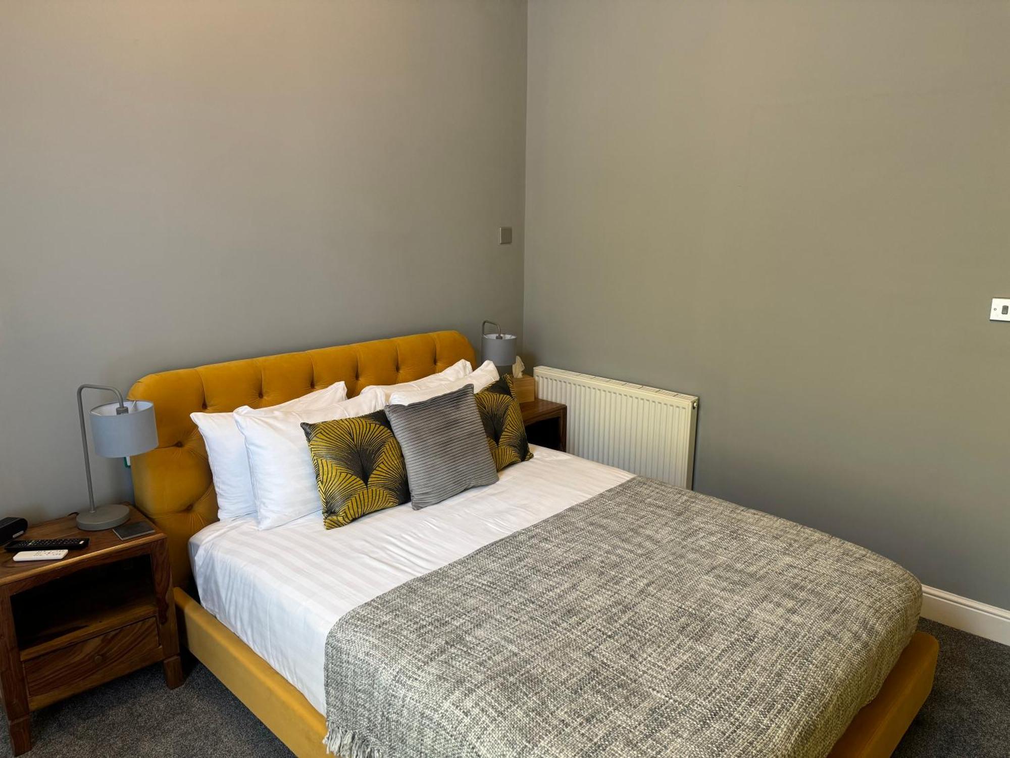 红狮酒店 克罗默 外观 照片 A bedroom at the hotel