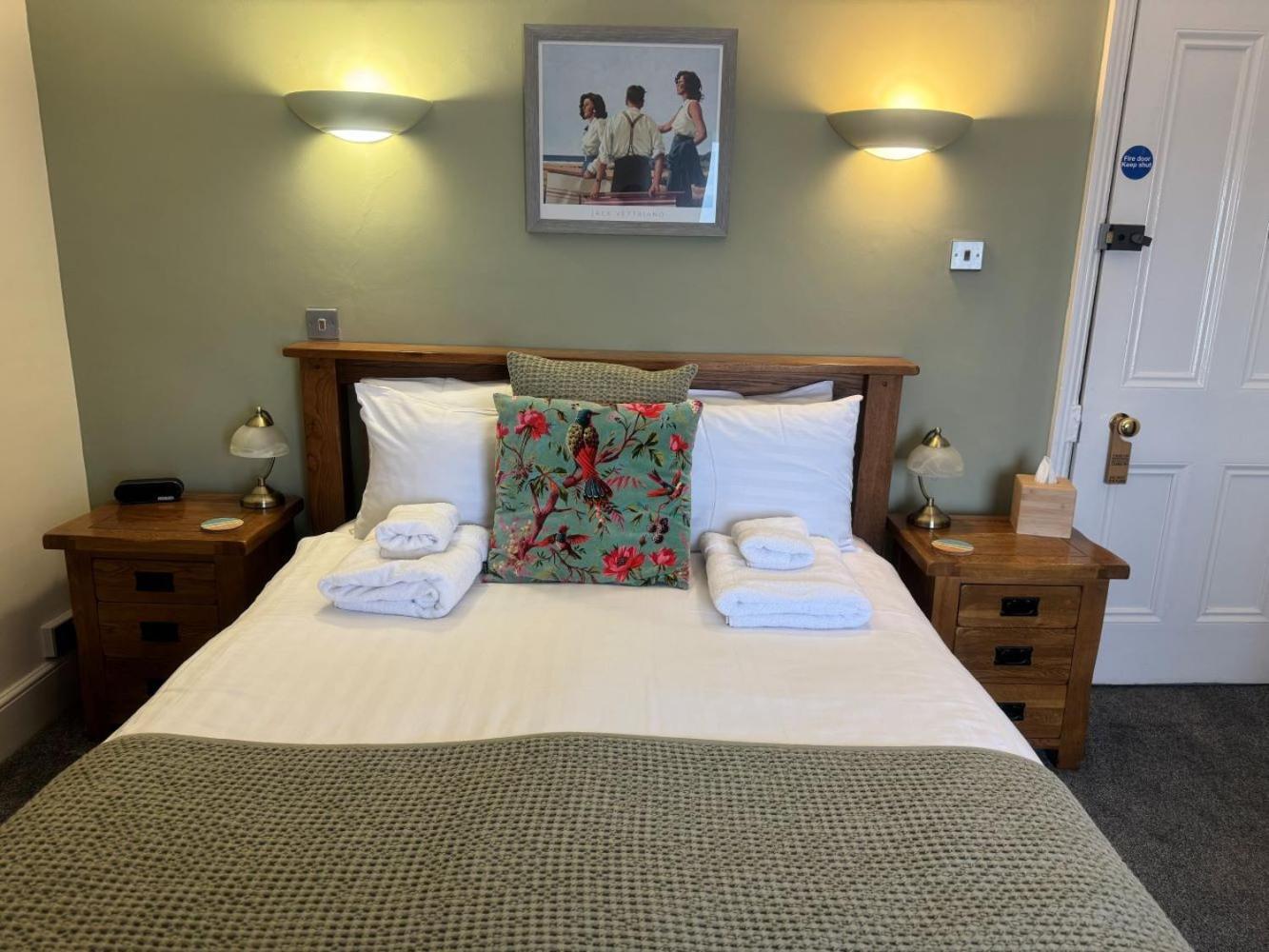 红狮酒店 克罗默 外观 照片 A bedroom at the hotel