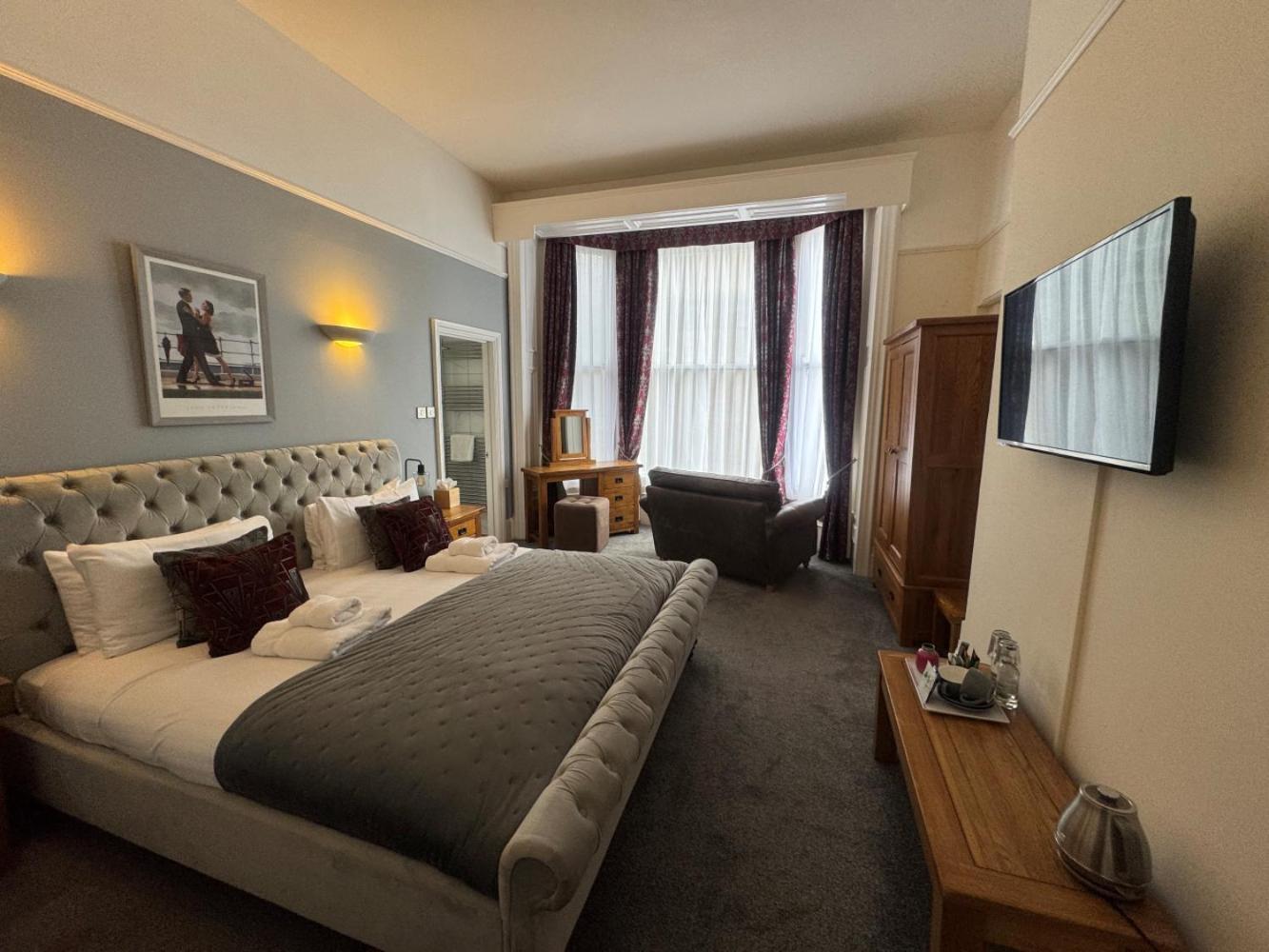 红狮酒店 克罗默 外观 照片 A bedroom at the hotel