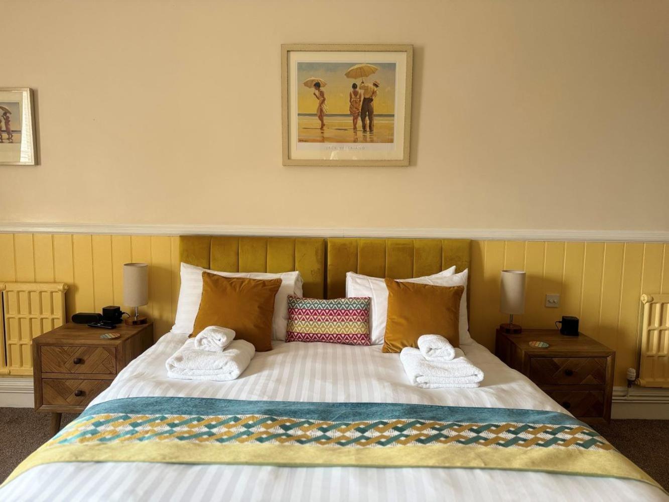 红狮酒店 克罗默 外观 照片 A bedroom at the hotel