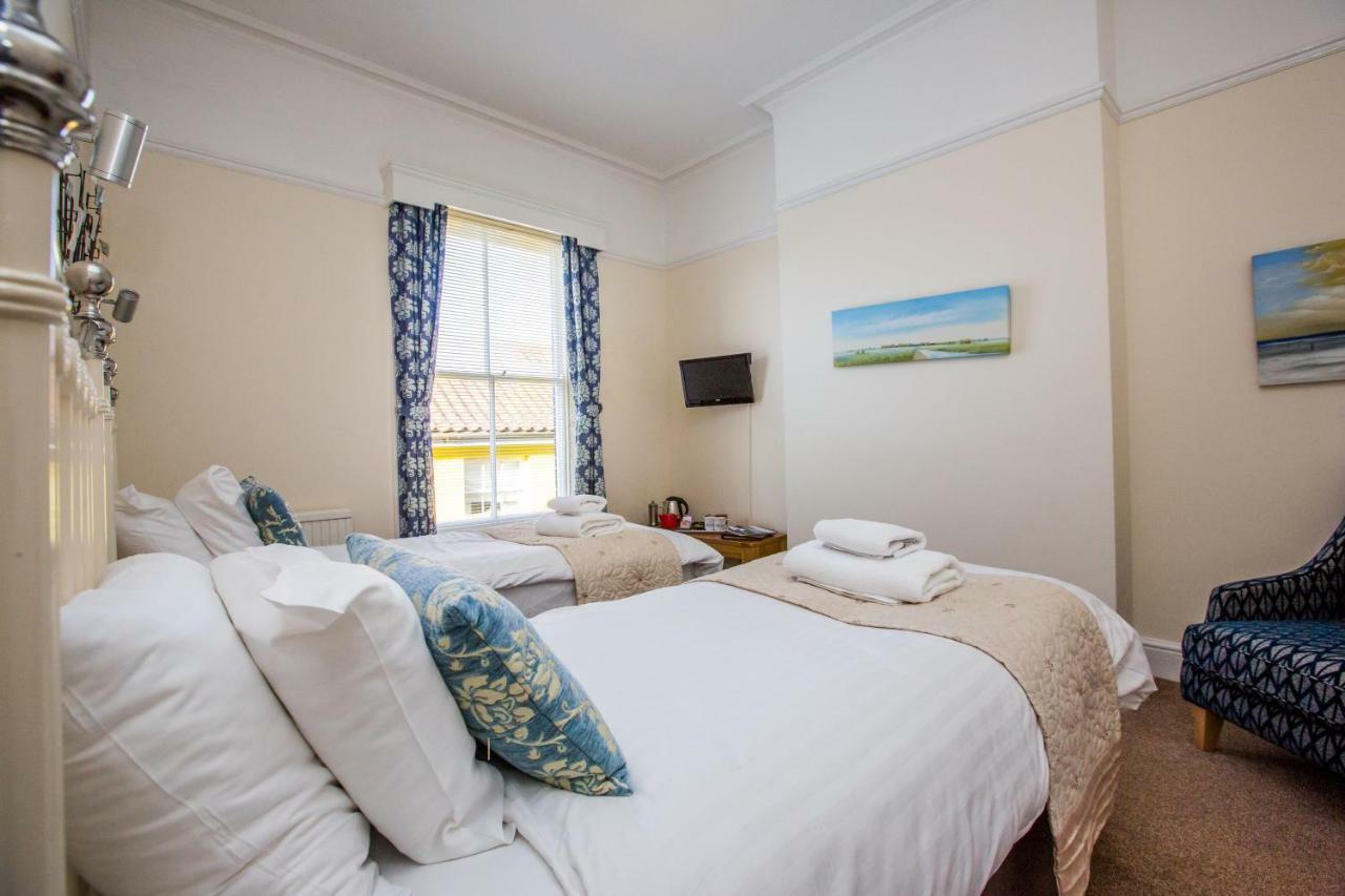 红狮酒店 克罗默 外观 照片 A room at the hotel